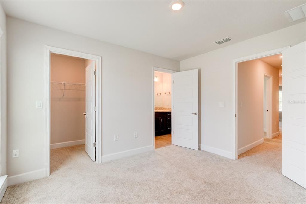 En Venta: $430,000 (4 camas, 3 baños, 2117 Pies cuadrados)