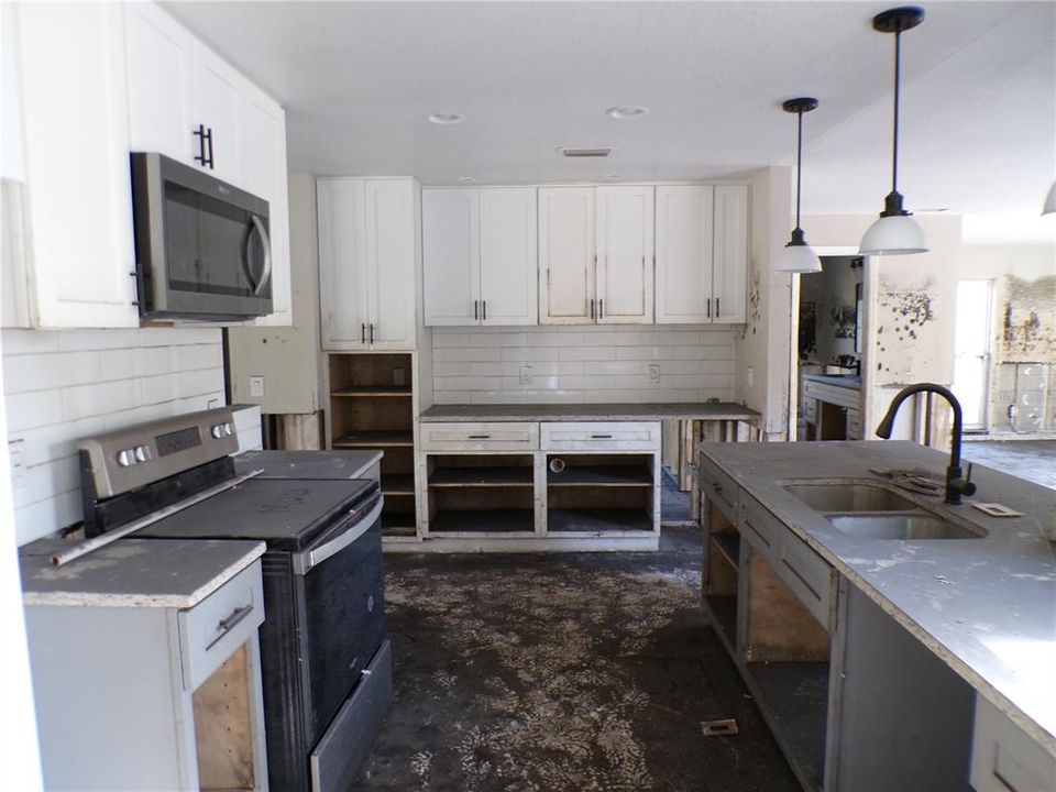 For Sale: $174,900 (2 beds, 2 baths, 1378 Square Feet)