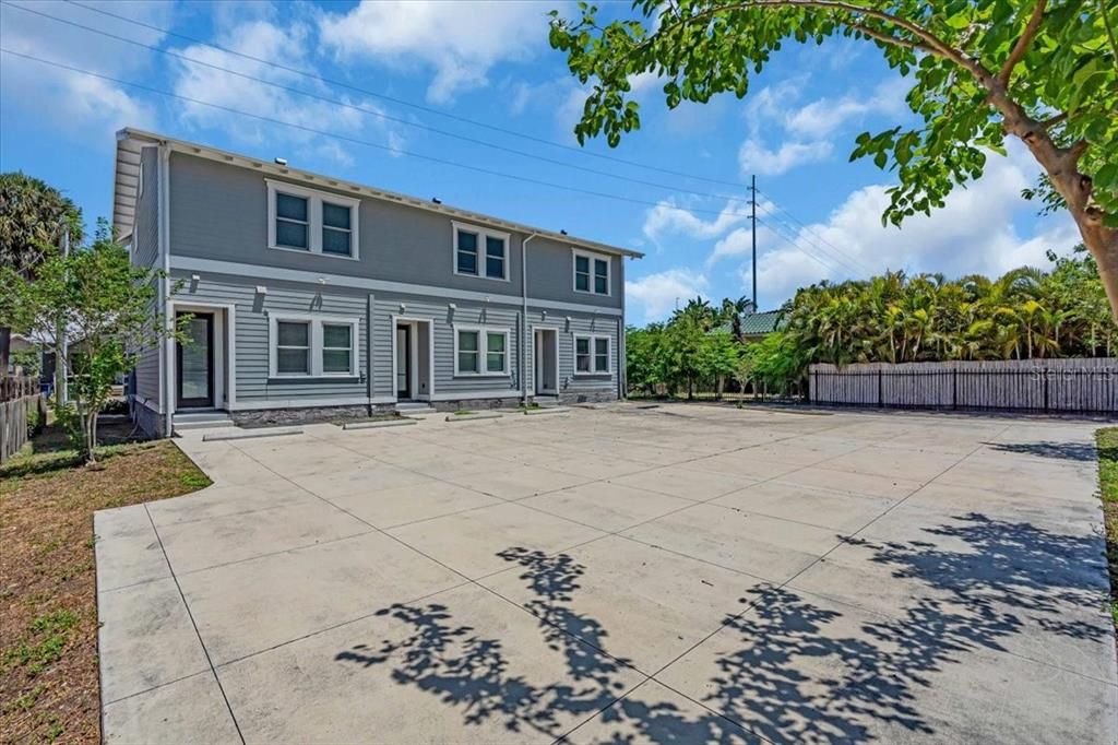 Activo con contrato: $2,300 (3 camas, 2 baños, 1308 Pies cuadrados)