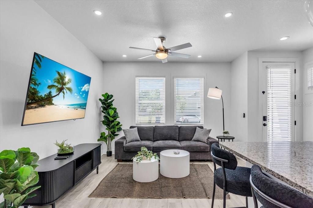 Activo con contrato: $2,300 (3 camas, 2 baños, 1308 Pies cuadrados)