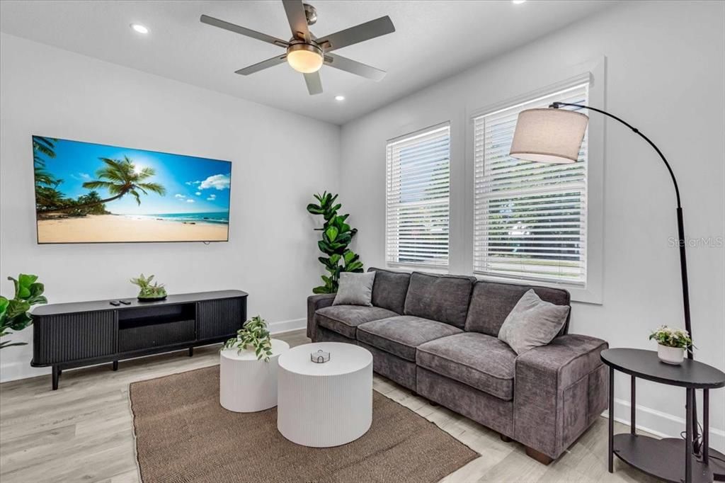 Activo con contrato: $2,300 (3 camas, 2 baños, 1308 Pies cuadrados)