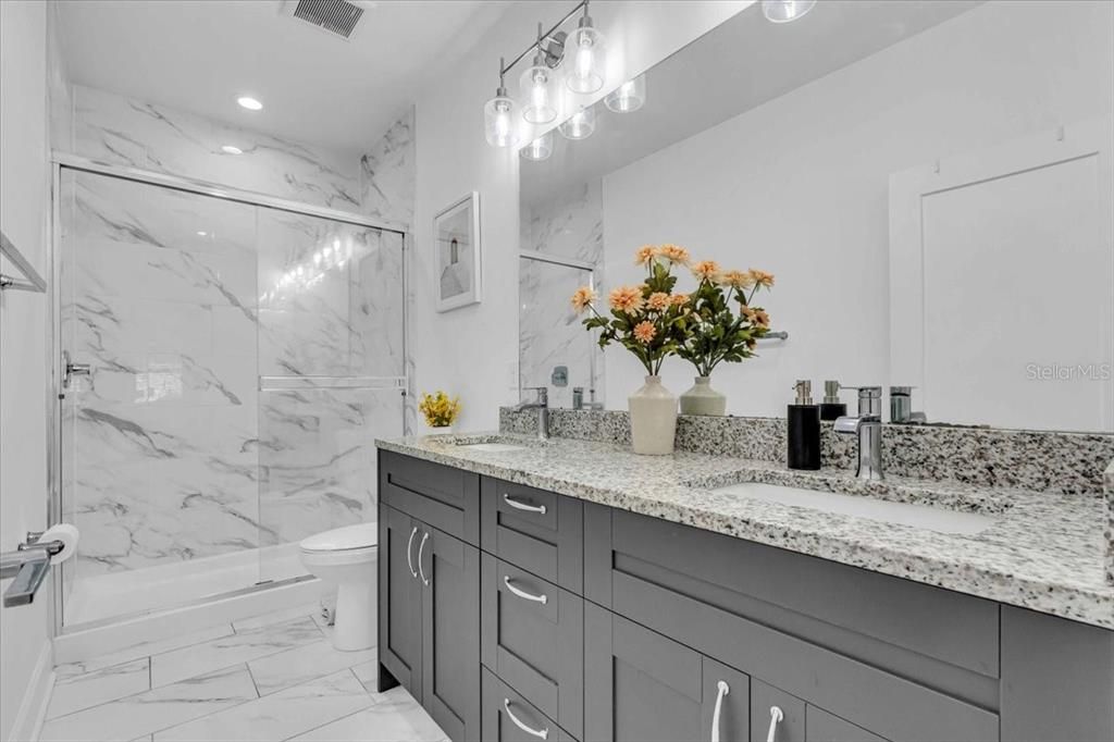 Activo con contrato: $2,300 (3 camas, 2 baños, 1308 Pies cuadrados)