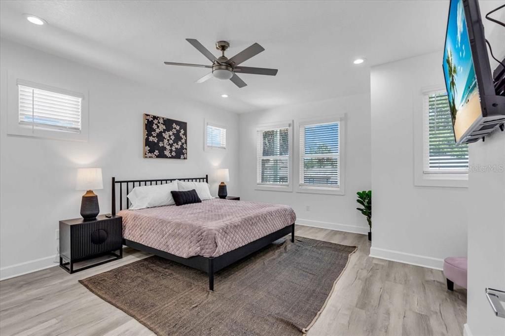 Activo con contrato: $2,300 (3 camas, 2 baños, 1308 Pies cuadrados)