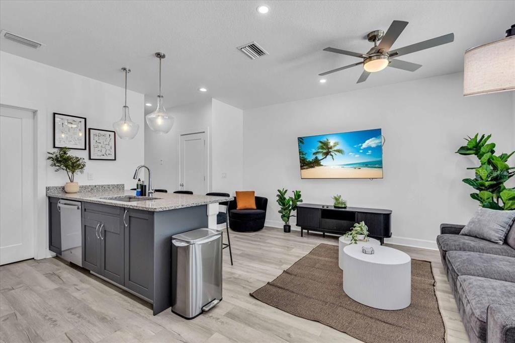 Activo con contrato: $2,300 (3 camas, 2 baños, 1308 Pies cuadrados)