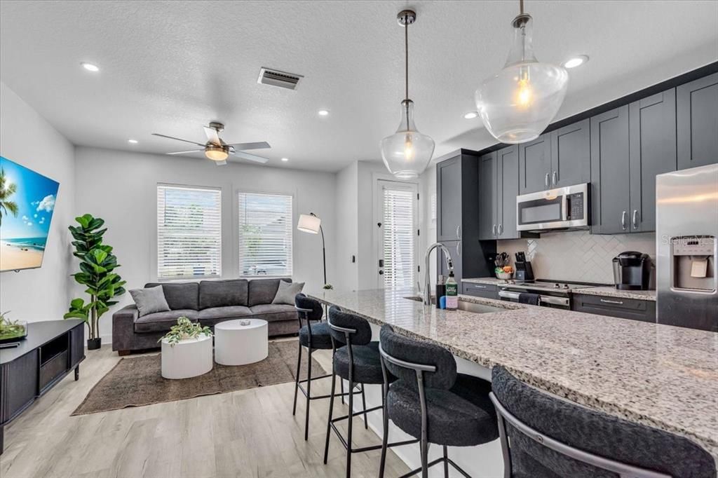 Activo con contrato: $2,300 (3 camas, 2 baños, 1308 Pies cuadrados)