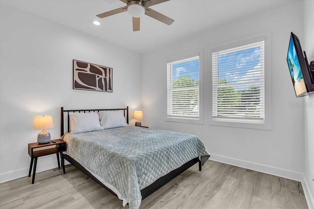 Activo con contrato: $2,300 (3 camas, 2 baños, 1308 Pies cuadrados)