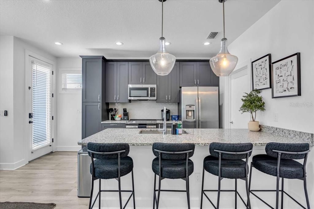 Activo con contrato: $2,300 (3 camas, 2 baños, 1308 Pies cuadrados)