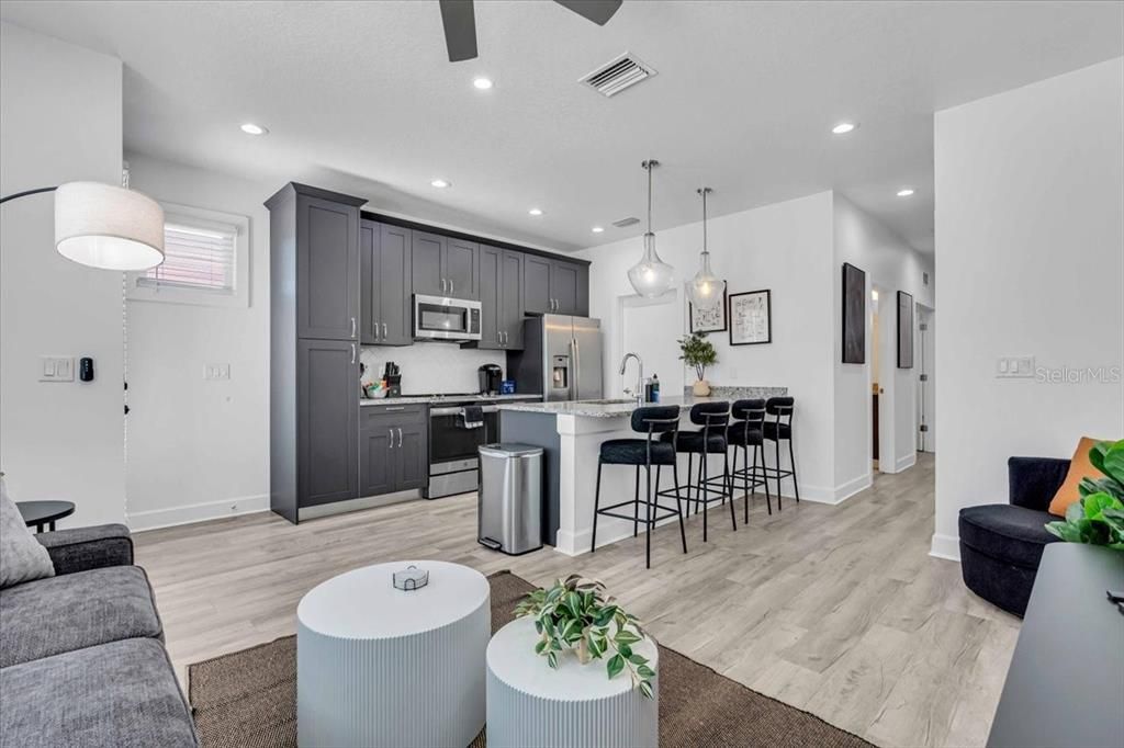 Activo con contrato: $2,300 (3 camas, 2 baños, 1308 Pies cuadrados)