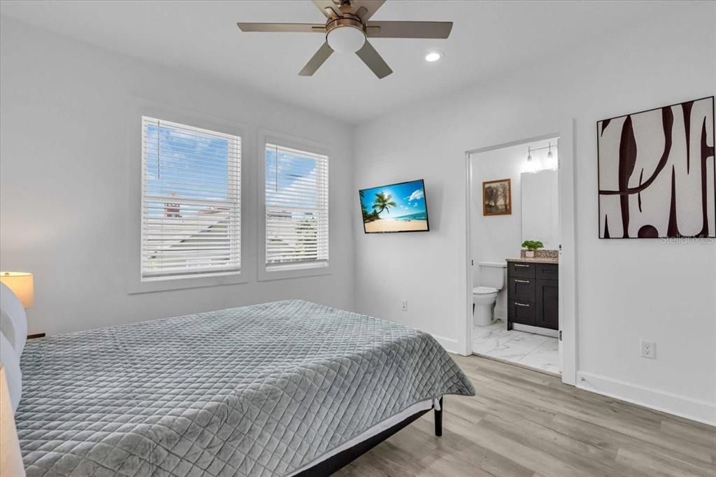 Activo con contrato: $2,300 (3 camas, 2 baños, 1308 Pies cuadrados)