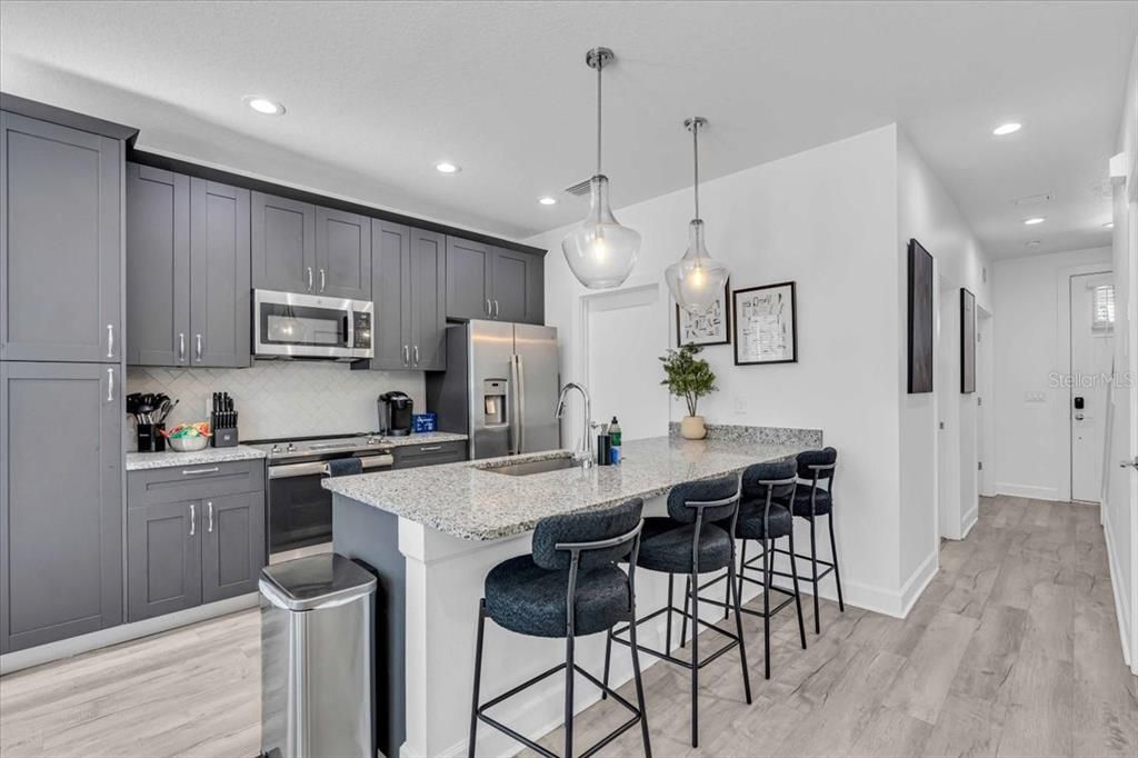 Activo con contrato: $2,300 (3 camas, 2 baños, 1308 Pies cuadrados)