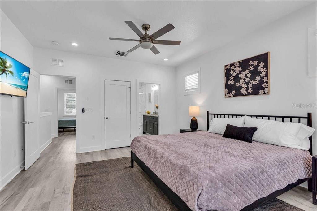 Activo con contrato: $2,300 (3 camas, 2 baños, 1308 Pies cuadrados)