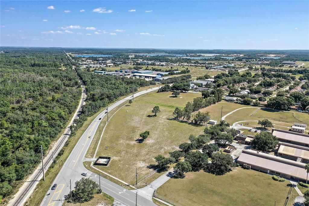 待售: $1,899,000 (9.13 acres)