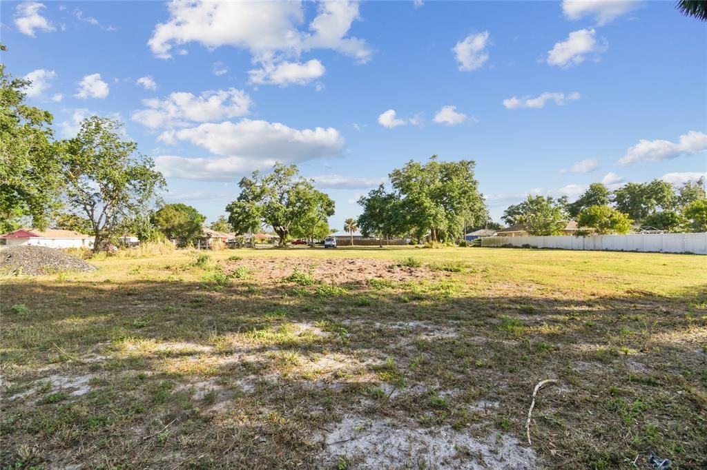 合同活跃: $205,000 (0.93 acres)