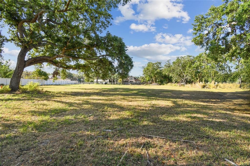 合同活跃: $205,000 (0.93 acres)