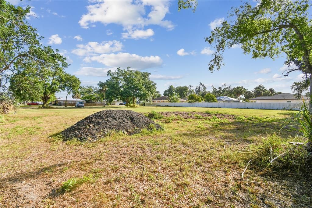 合同活跃: $205,000 (0.93 acres)