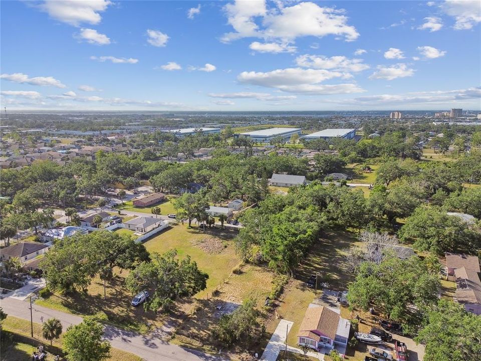 合同活跃: $205,000 (0.93 acres)