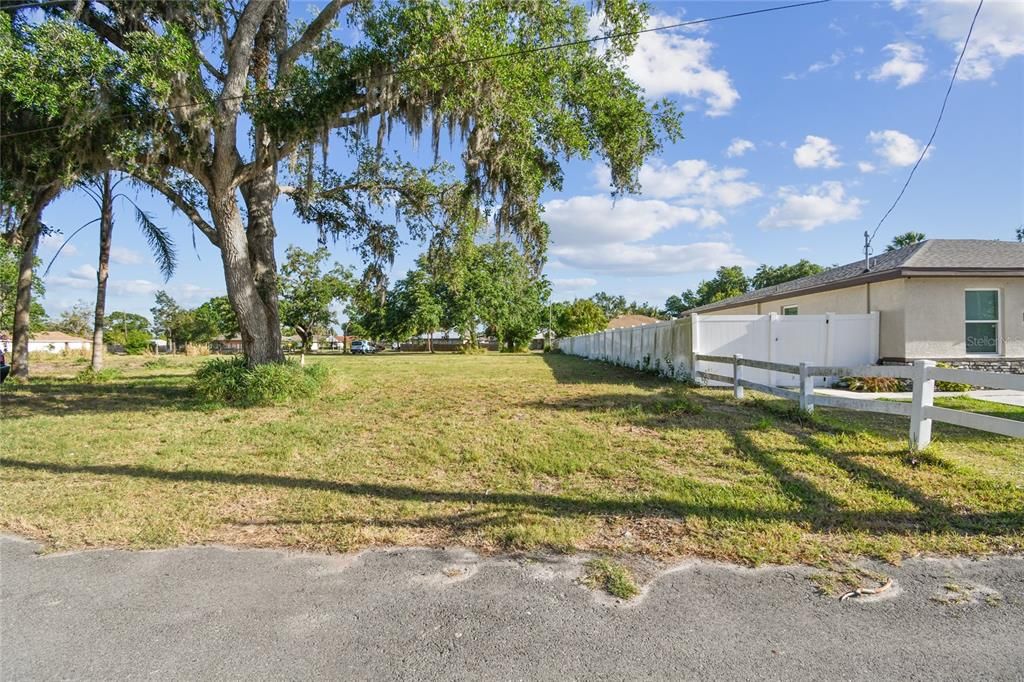 合同活跃: $205,000 (0.93 acres)