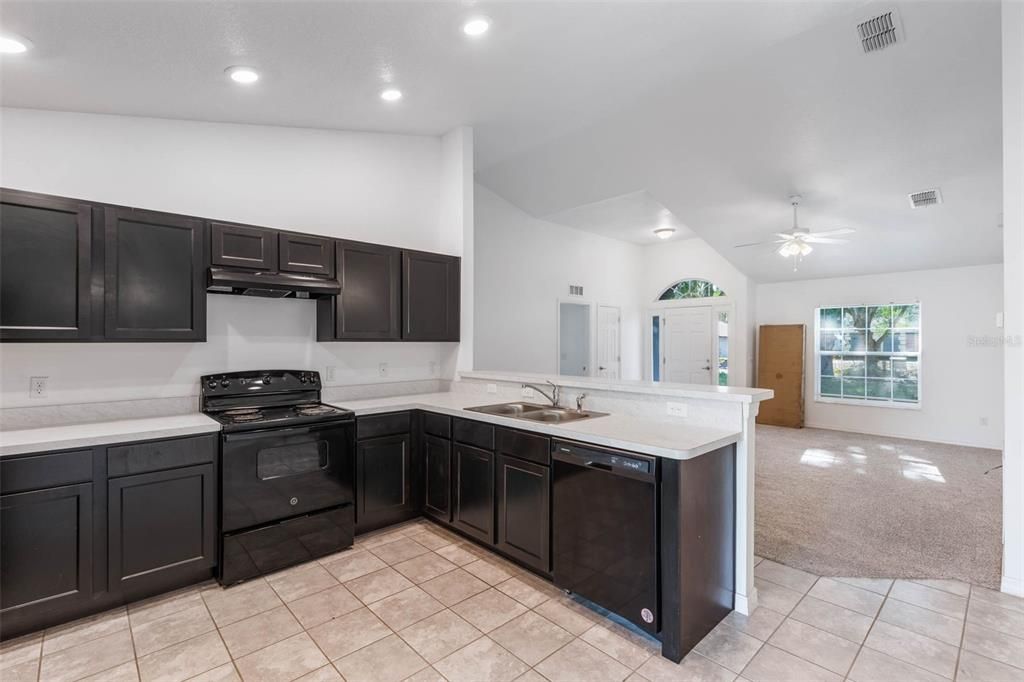 Activo con contrato: $300,000 (4 camas, 2 baños, 1536 Pies cuadrados)