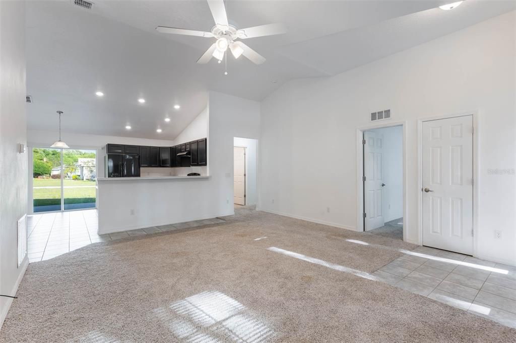 Activo con contrato: $300,000 (4 camas, 2 baños, 1536 Pies cuadrados)