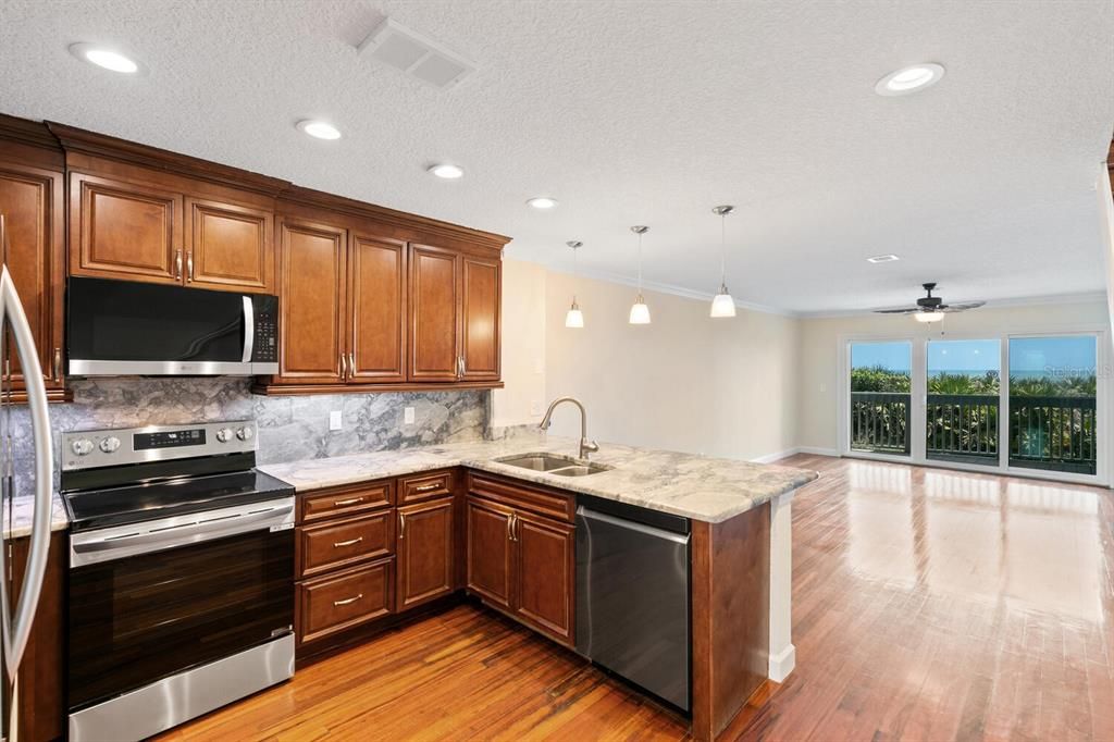 Active With Contract: $469,000 (3 beds, 4 baths, 1500 Square Feet)