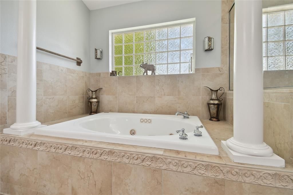 For Sale: $950,000 (5 beds, 4 baths, 4755 Square Feet)