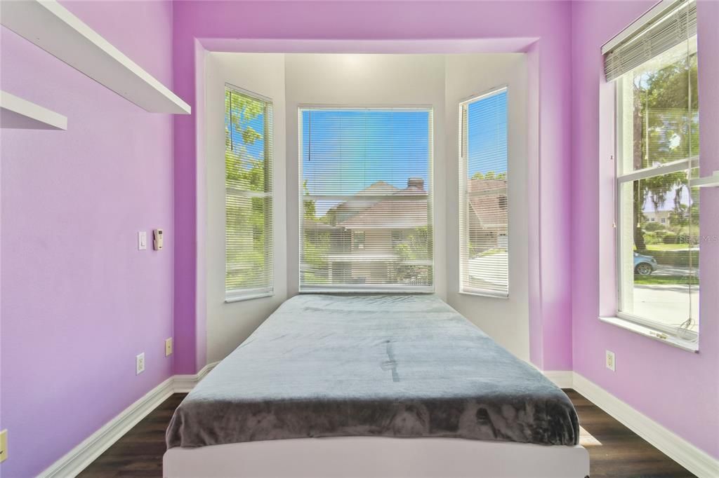 For Sale: $950,000 (5 beds, 4 baths, 4755 Square Feet)