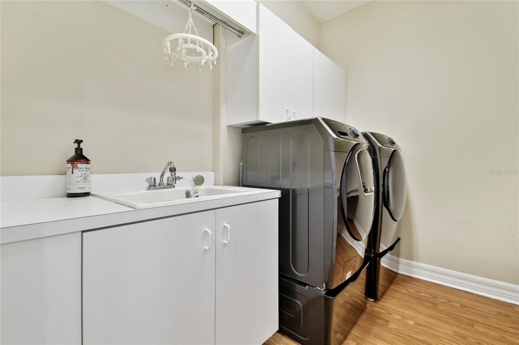 For Sale: $950,000 (5 beds, 4 baths, 4755 Square Feet)