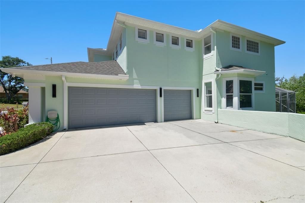 For Sale: $950,000 (5 beds, 4 baths, 4755 Square Feet)