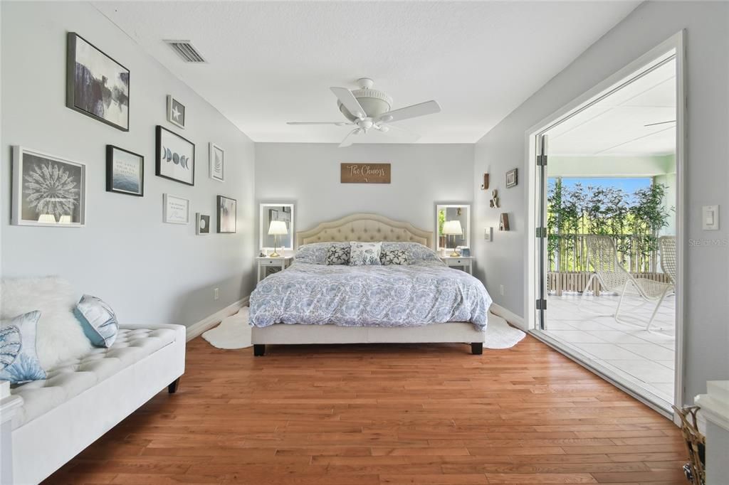 For Sale: $950,000 (5 beds, 4 baths, 4755 Square Feet)