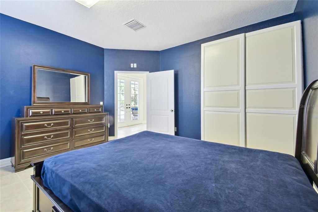 For Sale: $950,000 (5 beds, 4 baths, 4755 Square Feet)