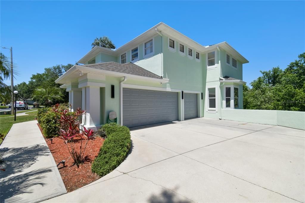 For Sale: $950,000 (5 beds, 4 baths, 4755 Square Feet)