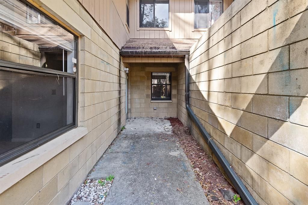 Active With Contract: $1,750 (2 beds, 2 baths, 1151 Square Feet)