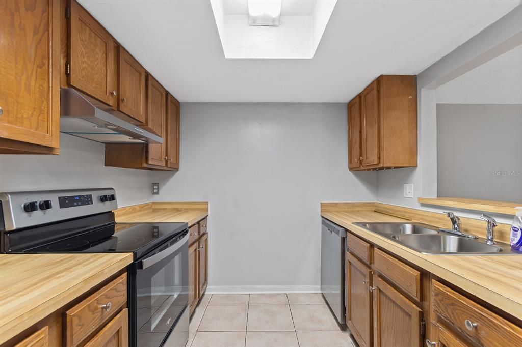 Active With Contract: $1,750 (2 beds, 2 baths, 1151 Square Feet)