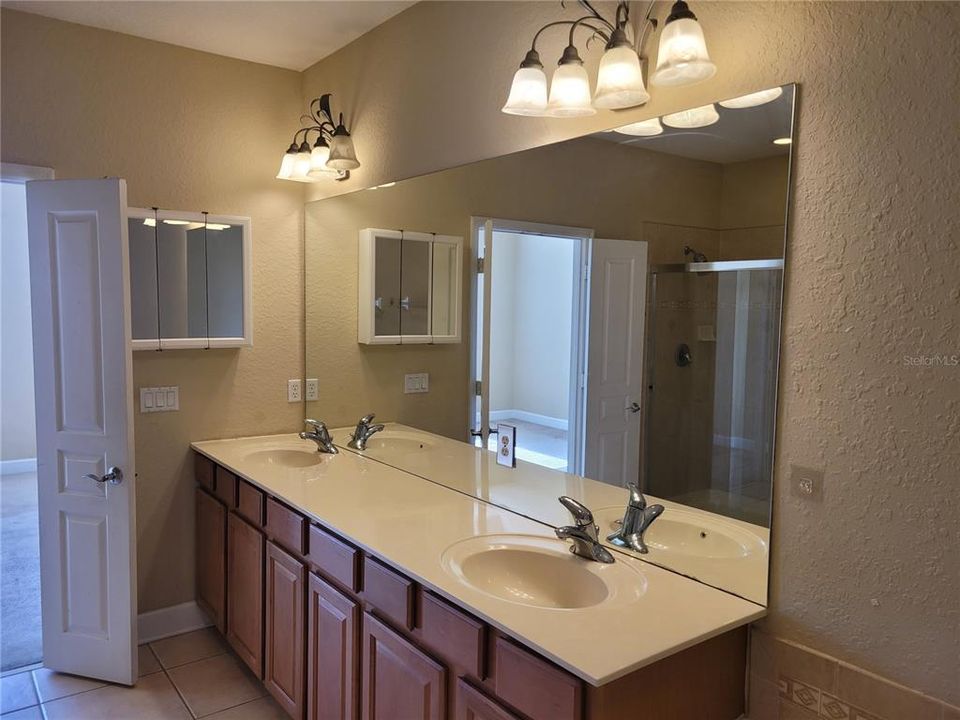 Activo con contrato: $375,000 (3 camas, 2 baños, 2010 Pies cuadrados)