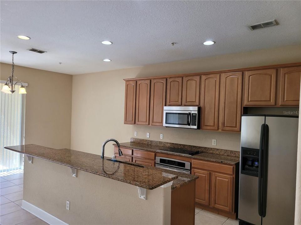 Activo con contrato: $375,000 (3 camas, 2 baños, 2010 Pies cuadrados)