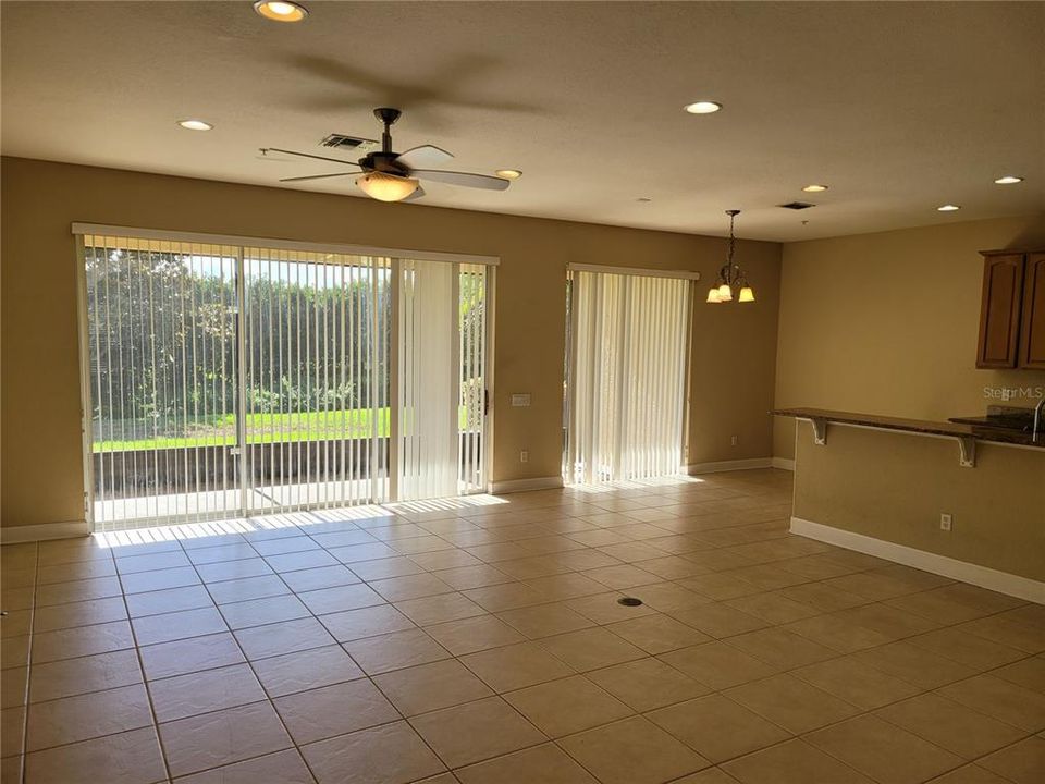 Activo con contrato: $375,000 (3 camas, 2 baños, 2010 Pies cuadrados)