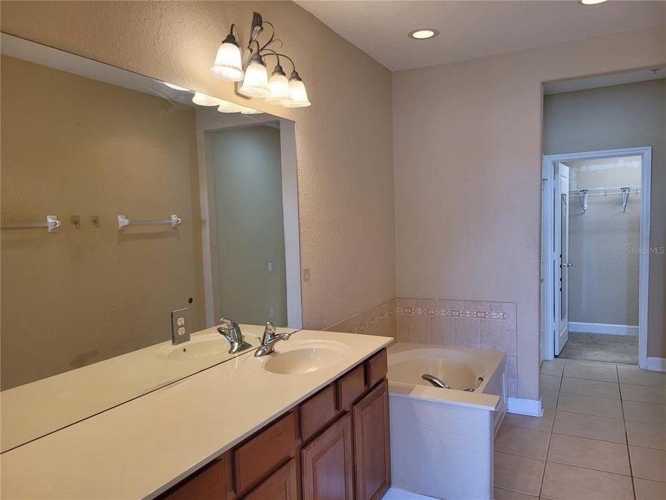 Activo con contrato: $375,000 (3 camas, 2 baños, 2010 Pies cuadrados)