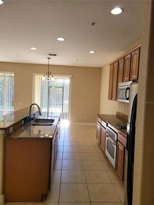 Activo con contrato: $375,000 (3 camas, 2 baños, 2010 Pies cuadrados)