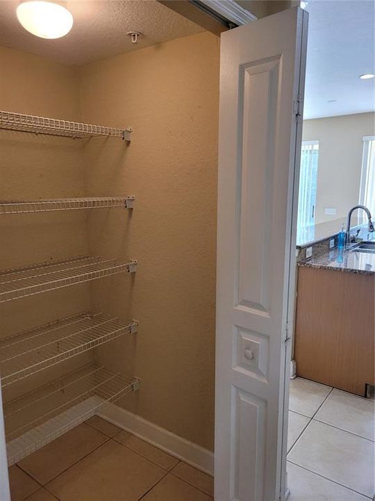 Activo con contrato: $375,000 (3 camas, 2 baños, 2010 Pies cuadrados)