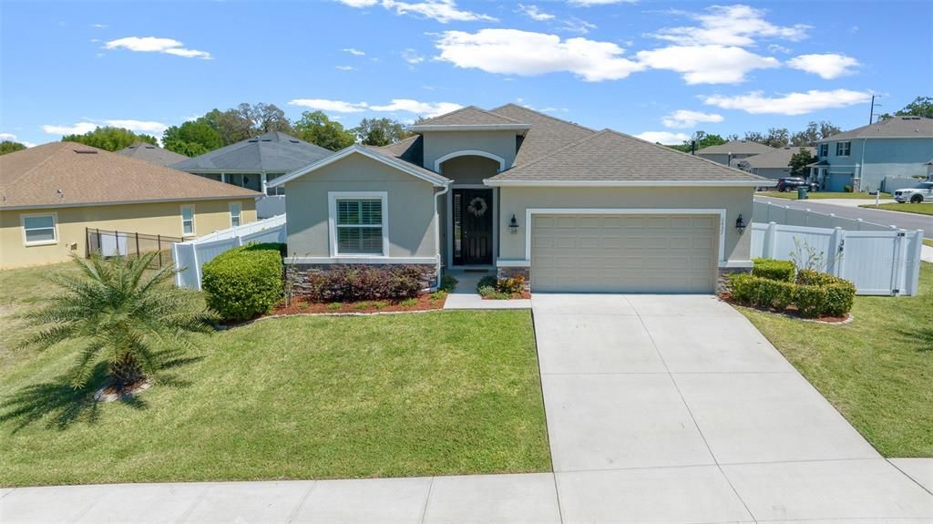 Recently Sold: $415,000 (3 beds, 2 baths, 2049 Square Feet)