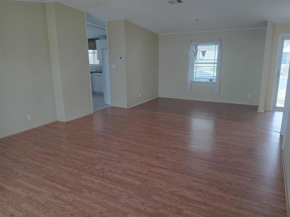 合同活跃: $175,000 (2 贝兹, 2 浴室, 1512 平方英尺)