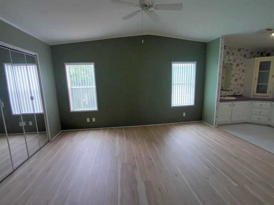 合同活跃: $175,000 (2 贝兹, 2 浴室, 1512 平方英尺)