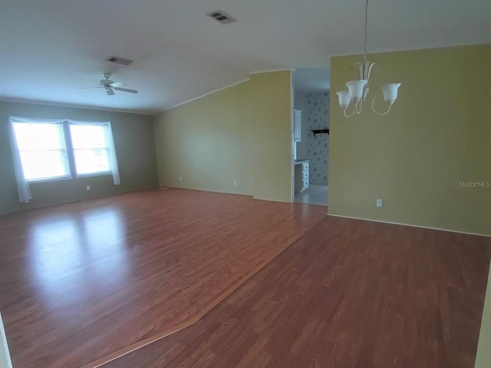 合同活跃: $175,000 (2 贝兹, 2 浴室, 1512 平方英尺)