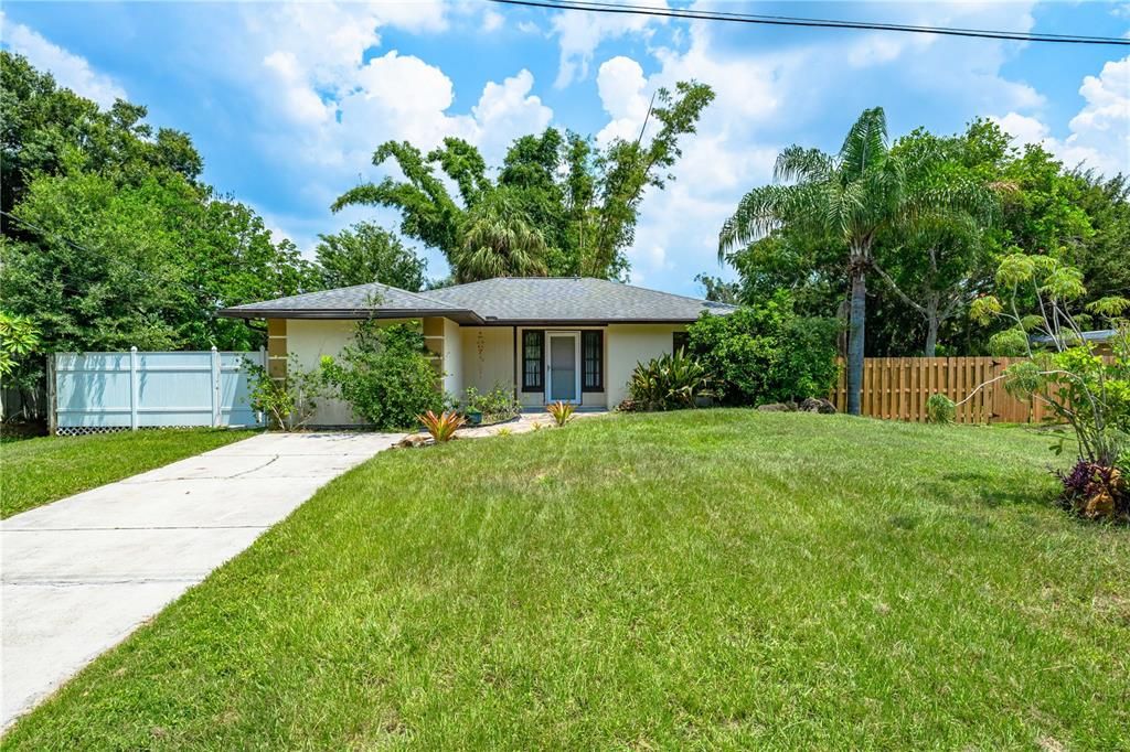 Active With Contract: $2,500 (3 beds, 2 baths, 1290 Square Feet)