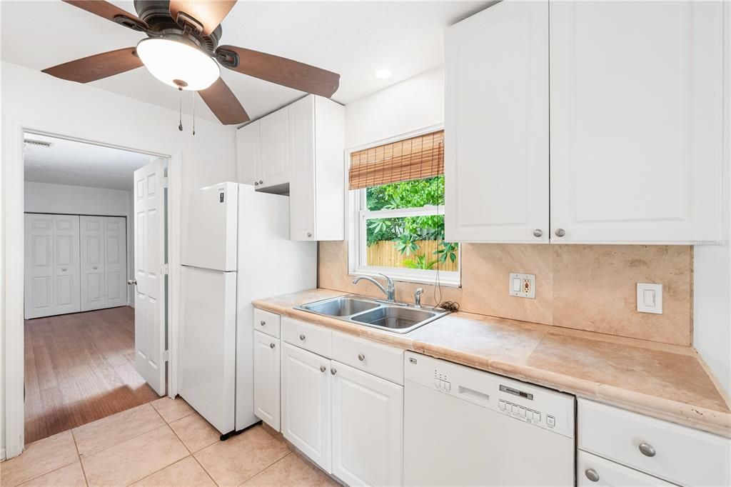 Active With Contract: $2,500 (3 beds, 2 baths, 1290 Square Feet)