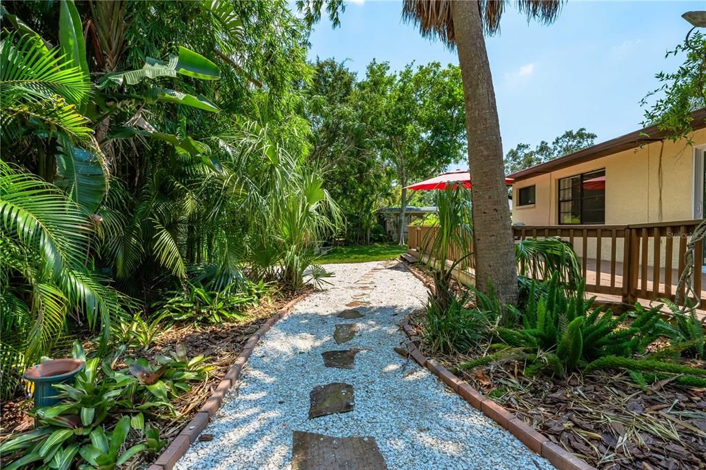 Active With Contract: $2,500 (3 beds, 2 baths, 1290 Square Feet)