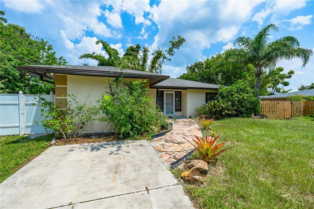 Active With Contract: $2,500 (3 beds, 2 baths, 1290 Square Feet)