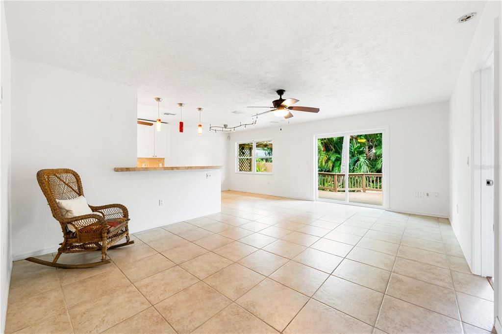 Active With Contract: $2,500 (3 beds, 2 baths, 1290 Square Feet)