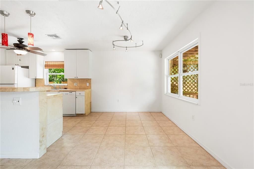 Active With Contract: $2,500 (3 beds, 2 baths, 1290 Square Feet)