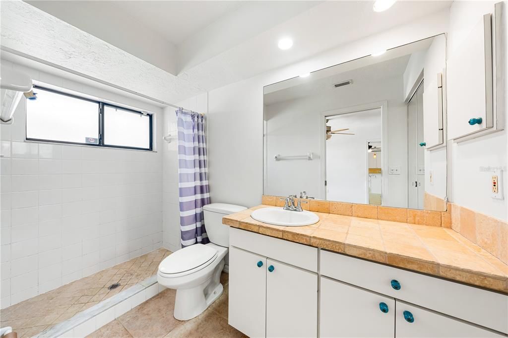 Active With Contract: $2,500 (3 beds, 2 baths, 1290 Square Feet)